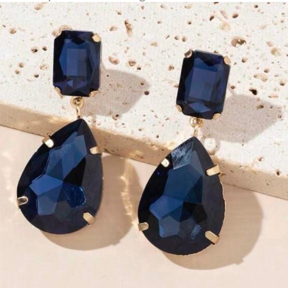 EMERALD GREEN CRYSTAL DROP EARRINGS NWOT - Picture 3 of 4